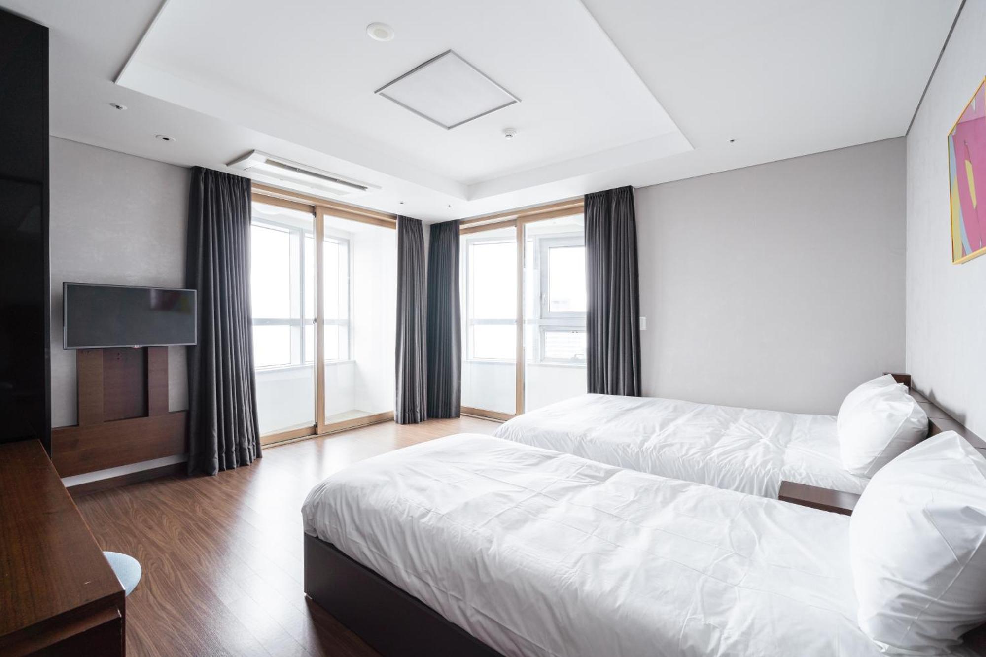 Urbanstay Haeundae Station Busan Bagian luar foto