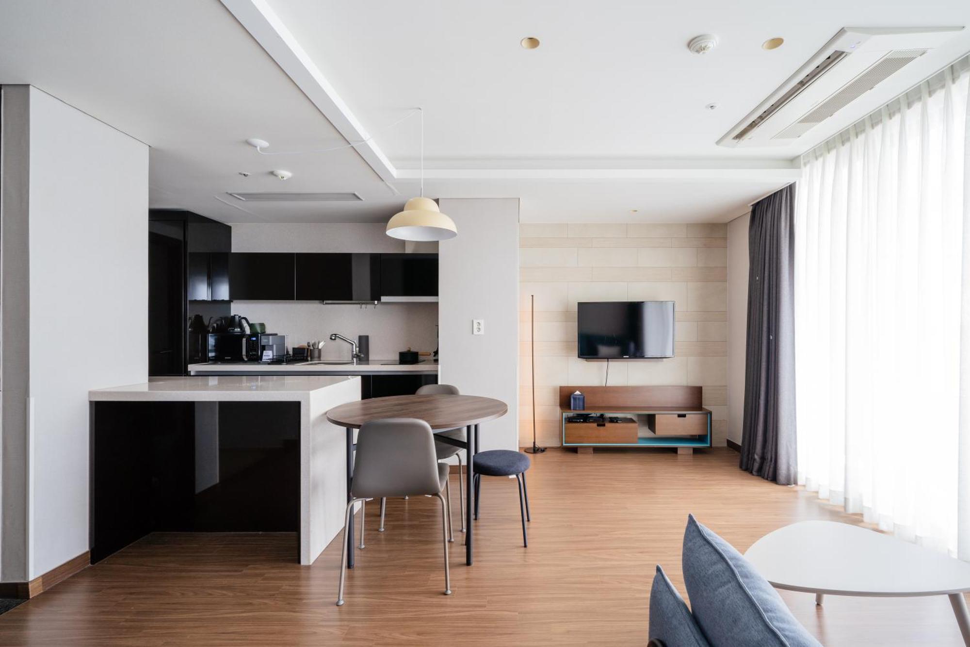 Urbanstay Haeundae Station Busan Bagian luar foto