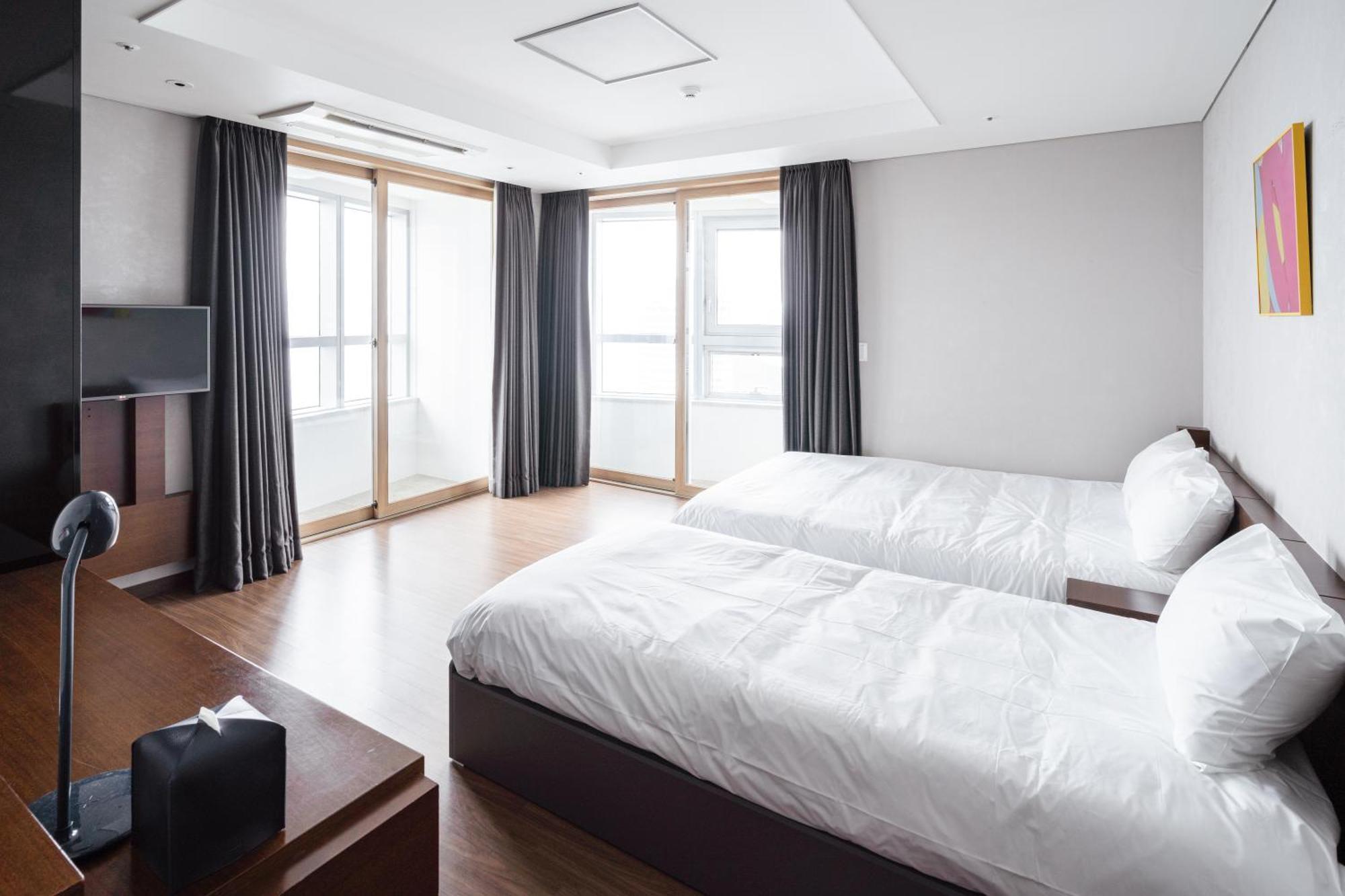 Urbanstay Haeundae Station Busan Bagian luar foto