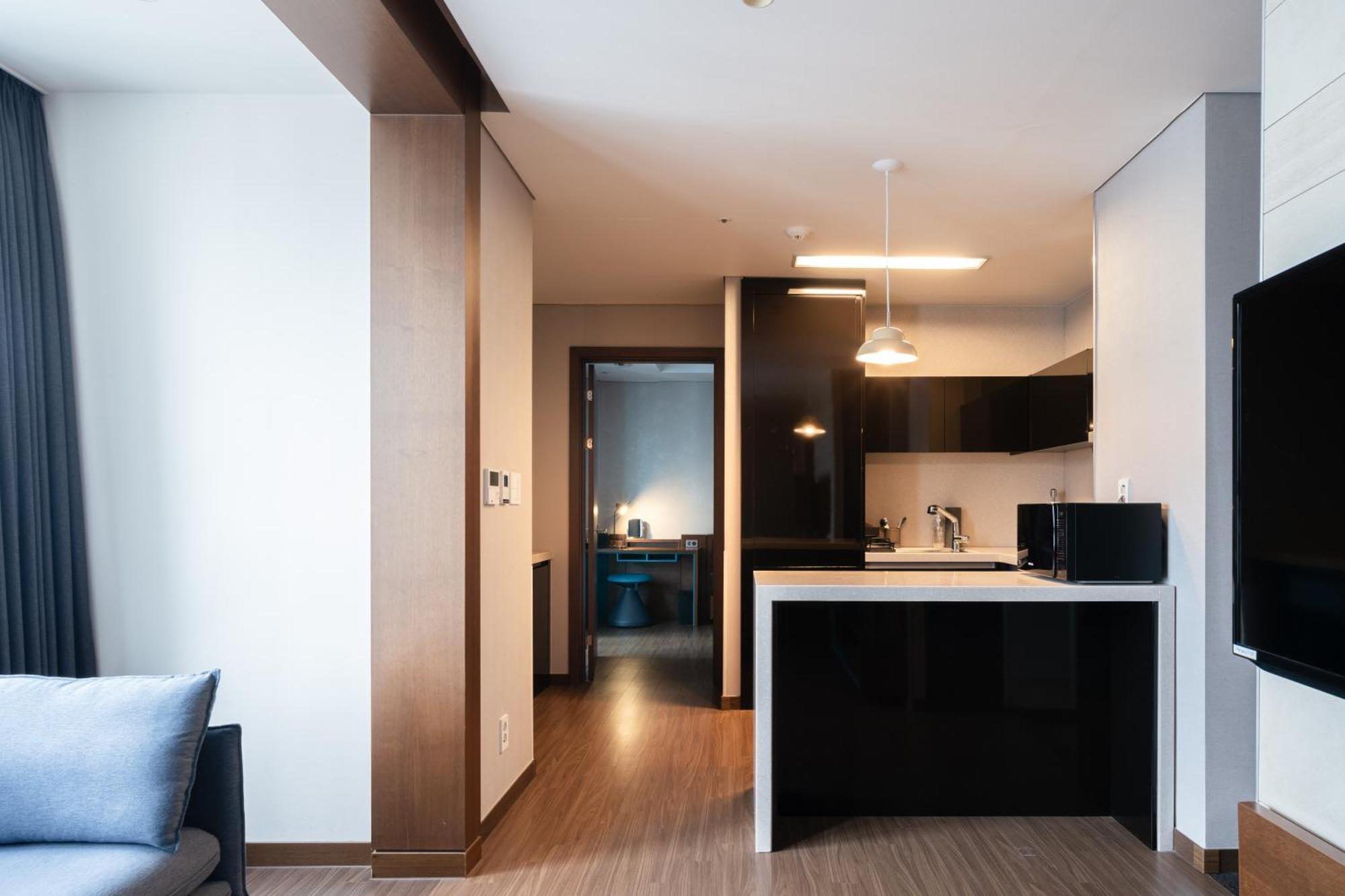 Urbanstay Haeundae Station Busan Bagian luar foto