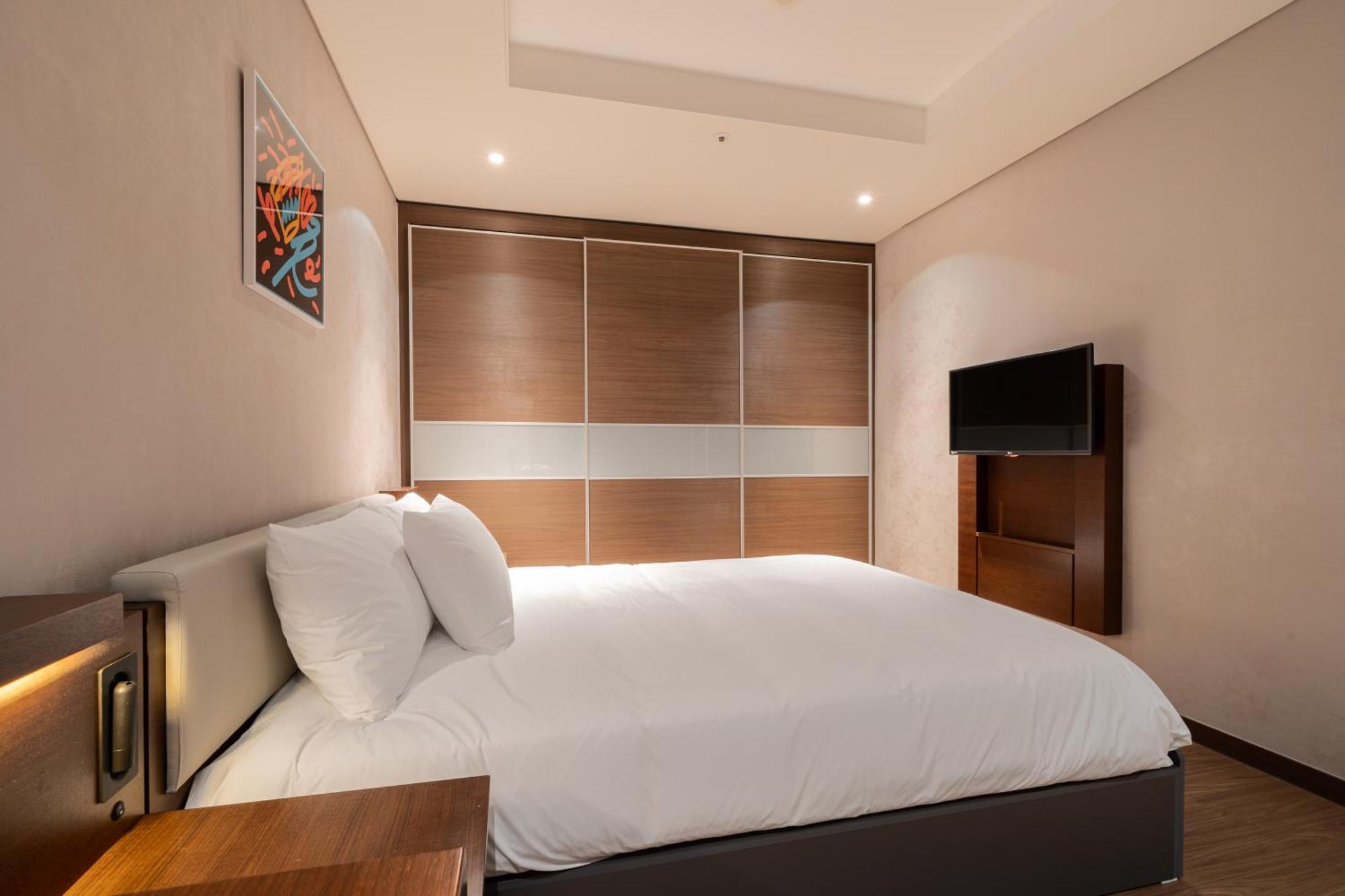 Urbanstay Haeundae Station Busan Bagian luar foto