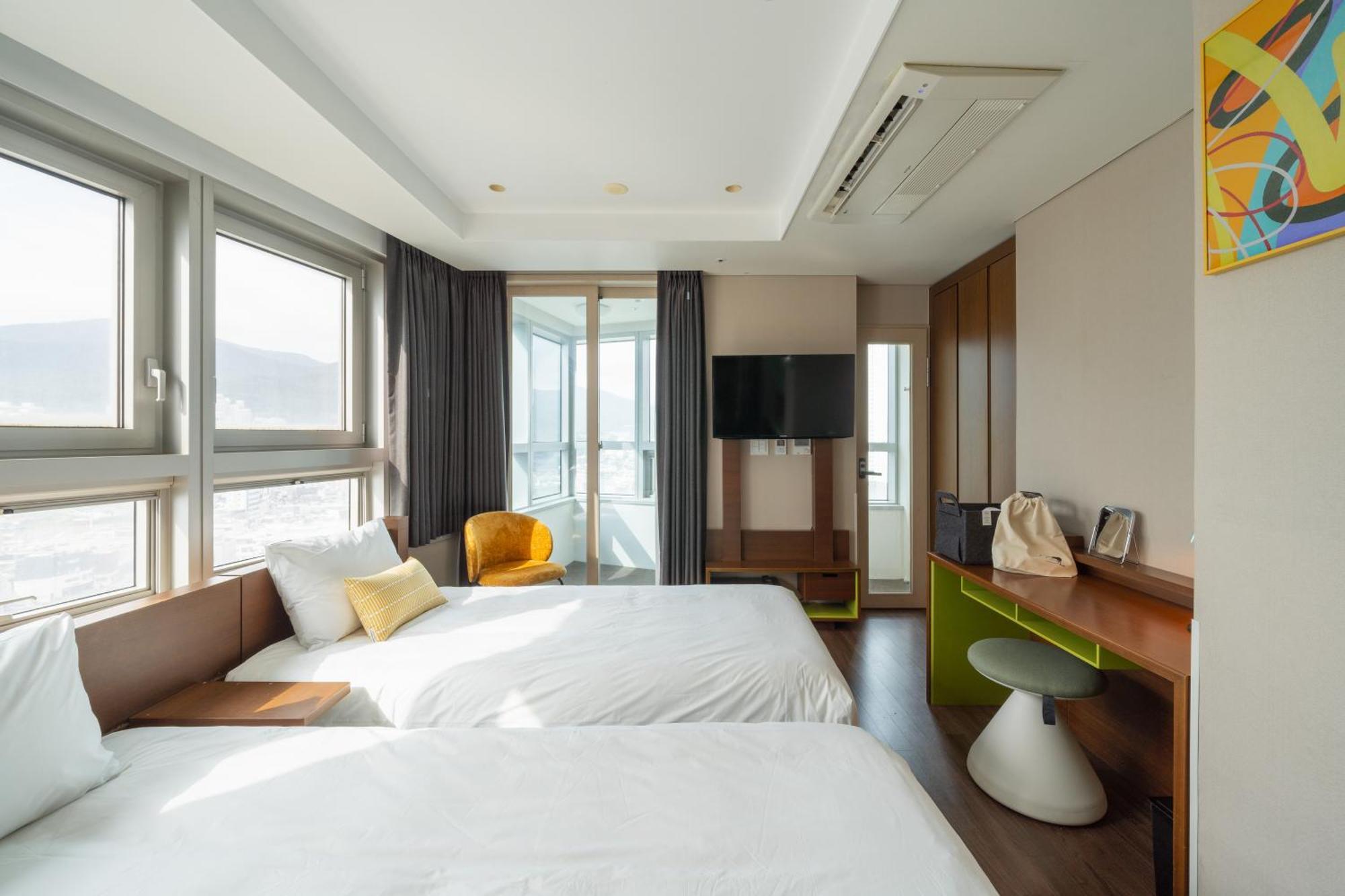 Urbanstay Haeundae Station Busan Bagian luar foto
