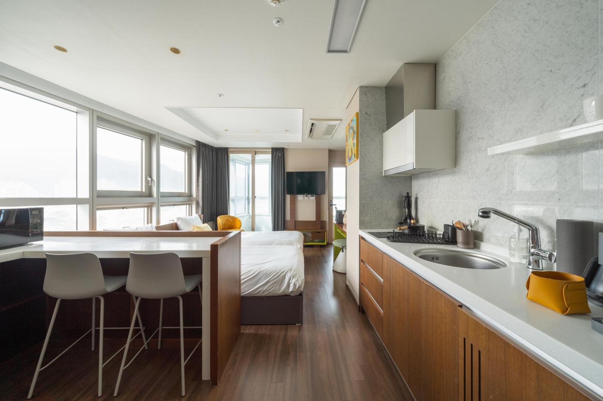 Urbanstay Haeundae Station Busan Bagian luar foto