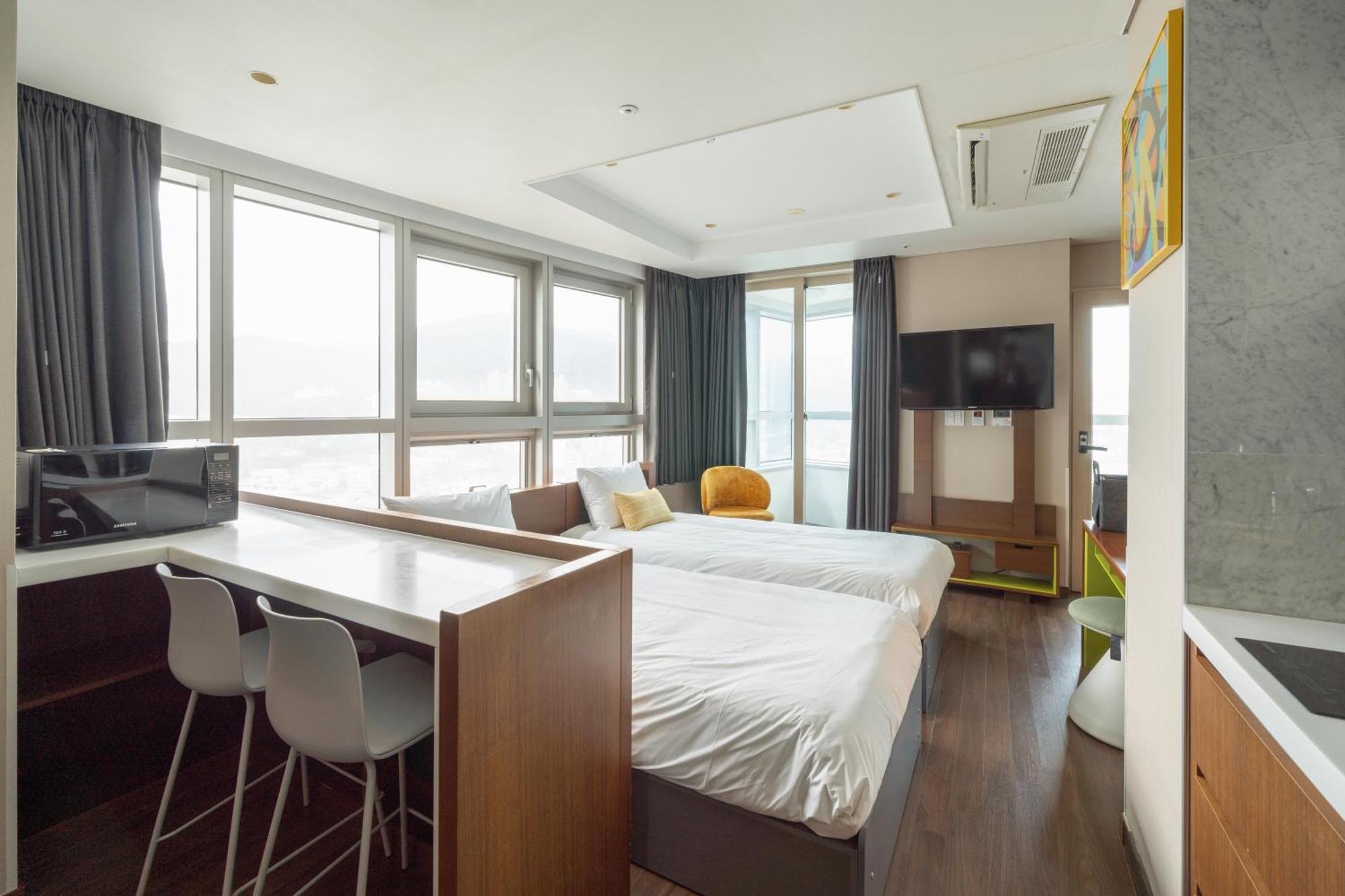 Urbanstay Haeundae Station Busan Bagian luar foto