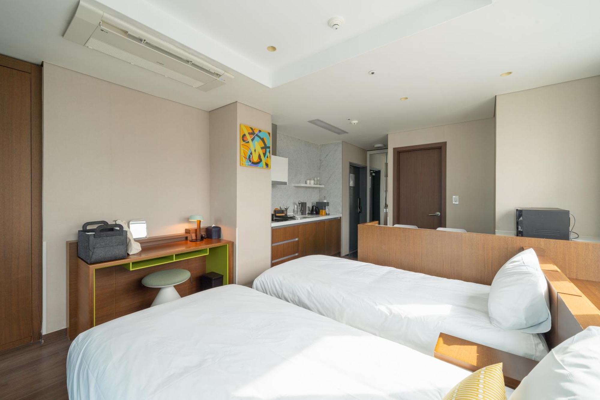 Urbanstay Haeundae Station Busan Bagian luar foto