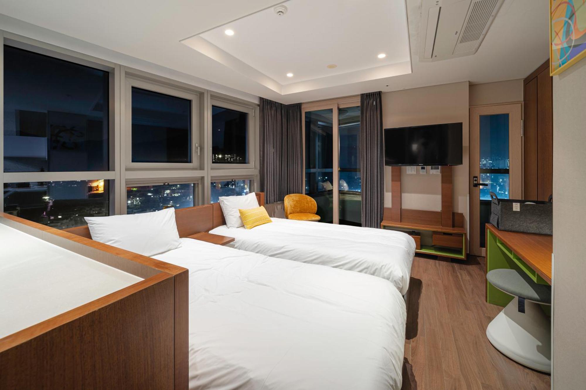 Urbanstay Haeundae Station Busan Bagian luar foto