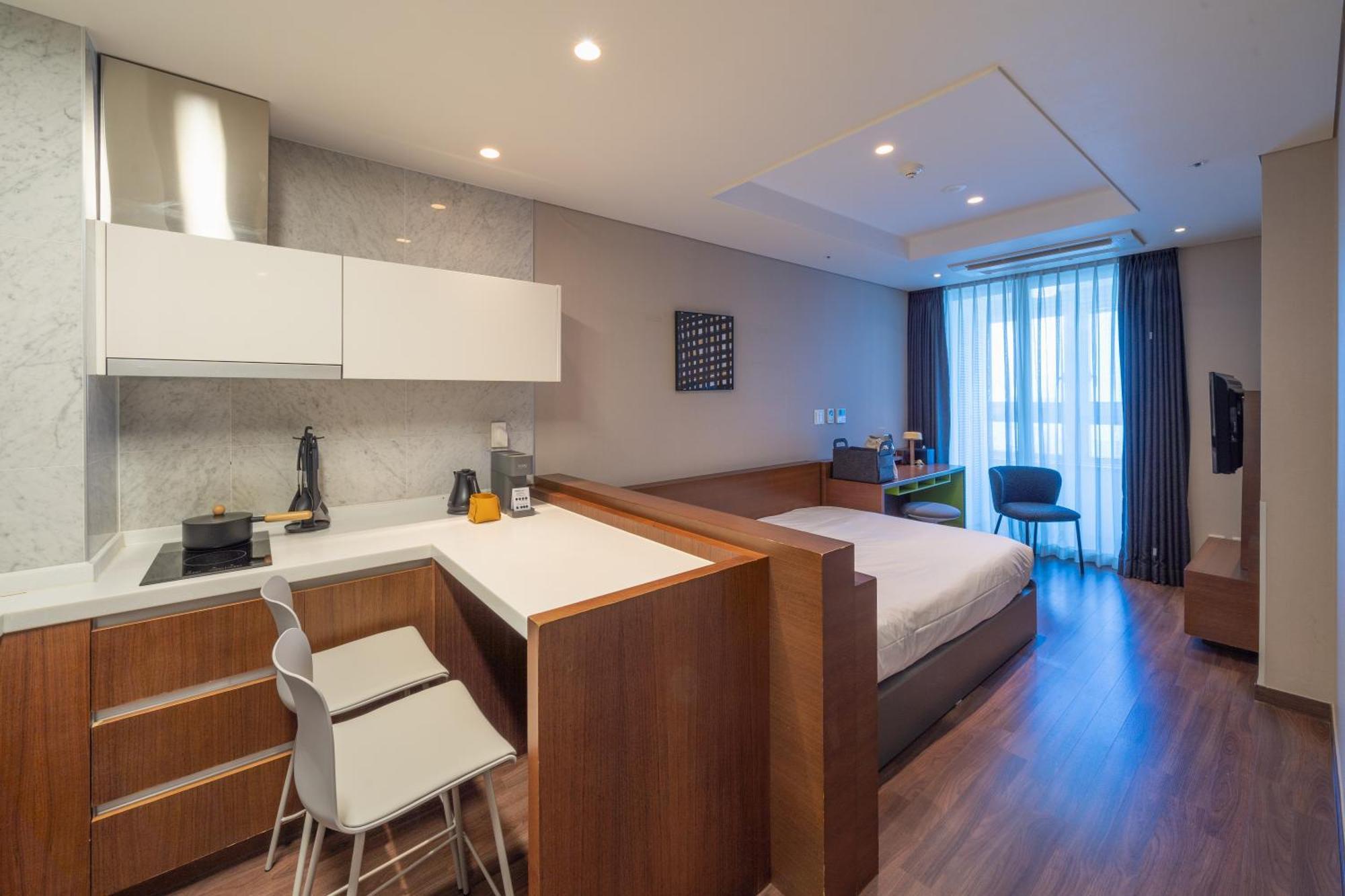 Urbanstay Haeundae Station Busan Bagian luar foto
