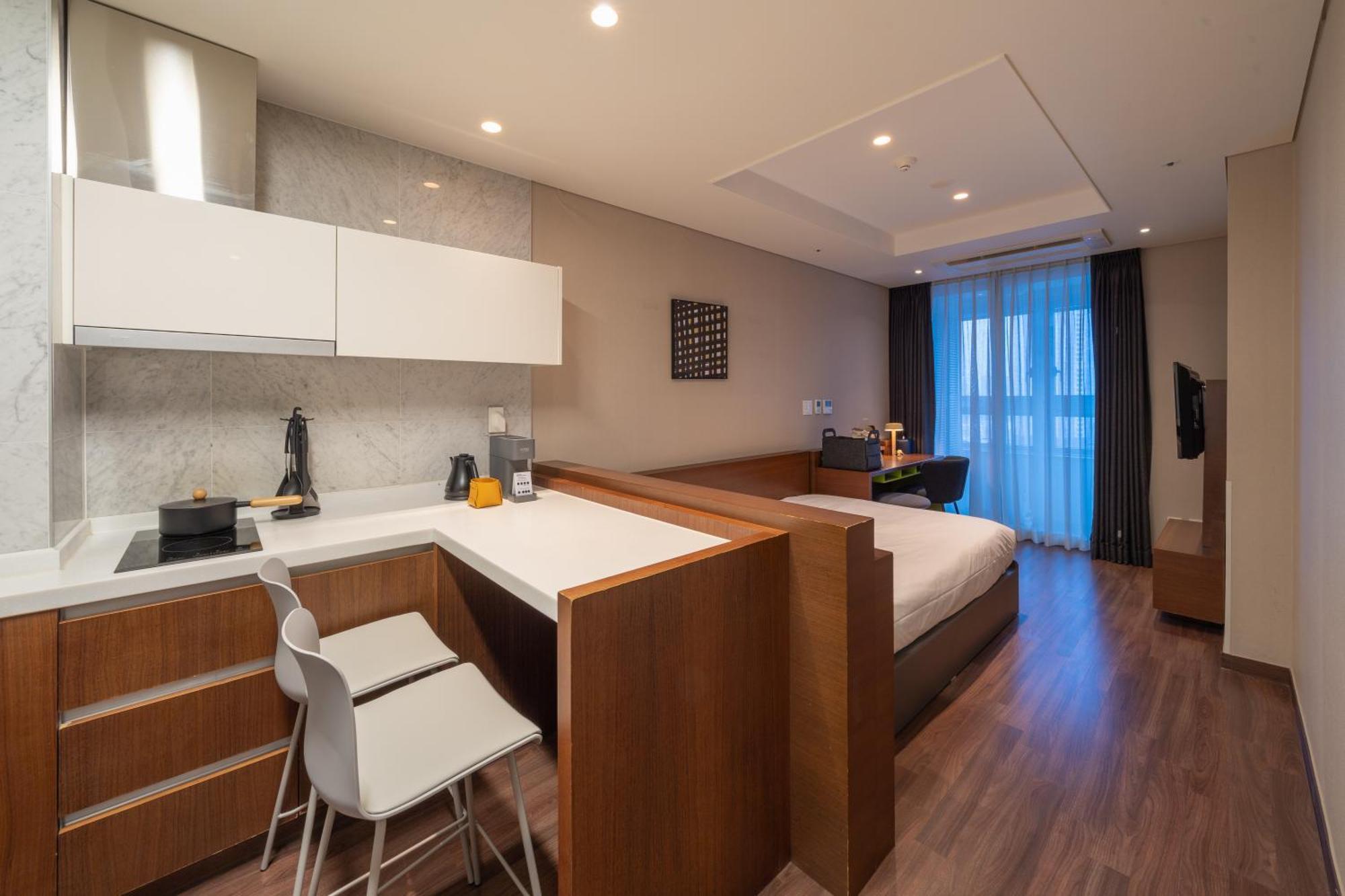Urbanstay Haeundae Station Busan Bagian luar foto