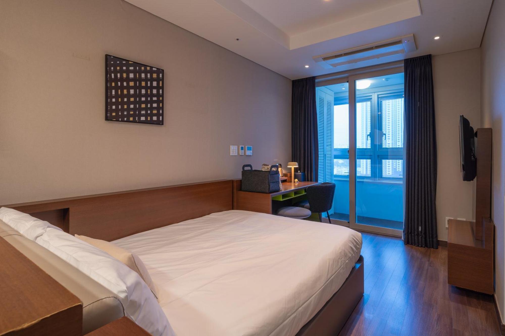 Urbanstay Haeundae Station Busan Bagian luar foto